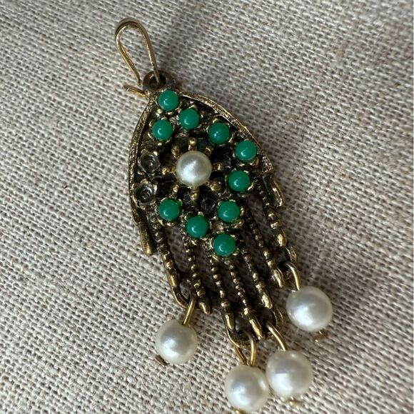VINTAGE SARAH COVENTRY HAMSA PENDANT WITH PEARLS & GREEN STONES - Picture 8 of 17